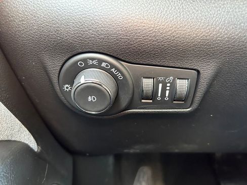 Used 2023 Jeep Compass Latitude AWD/4WD image 19