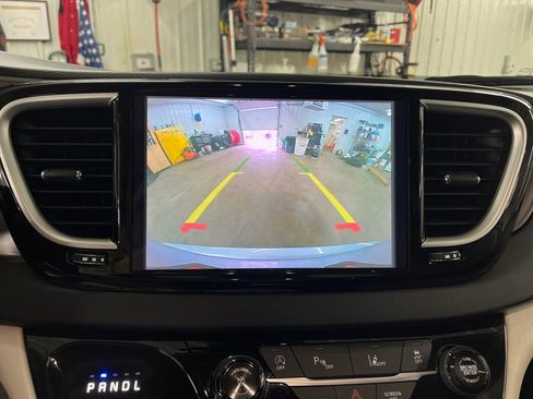 Used 2024 Chrysler Pacifica Touring-L image 27