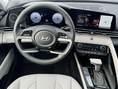 New 2025 Hyundai Elantra Limited FWD image 17