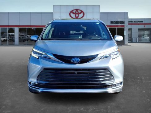 Certified 2024 Toyota Sienna Platinum image 2