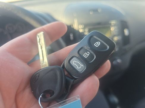 Used 2012 Hyundai Elantra GLS w/ Preferred Pkg image 19