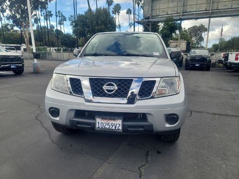 Used 2018 Nissan Frontier SV image 3