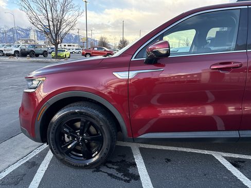 Used 2022 Kia Sorento LX image 9