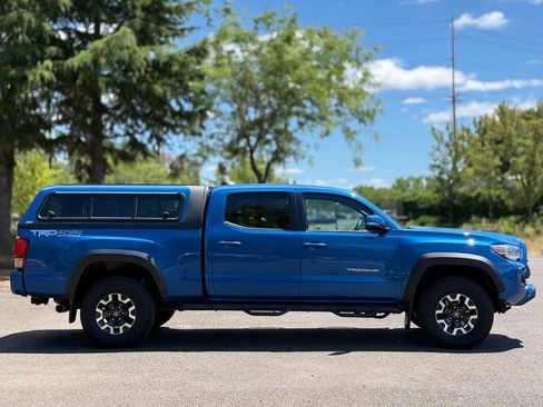 Used 2017 Toyota Tacoma TRD Off-Road AWD/4WD image 6
