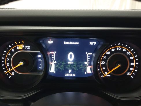 Used 2025 Jeep Wrangler Unlimited Sahara AWD/4WD image 19