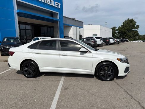 Used 2023 Volkswagen Jetta SE FWD image 2