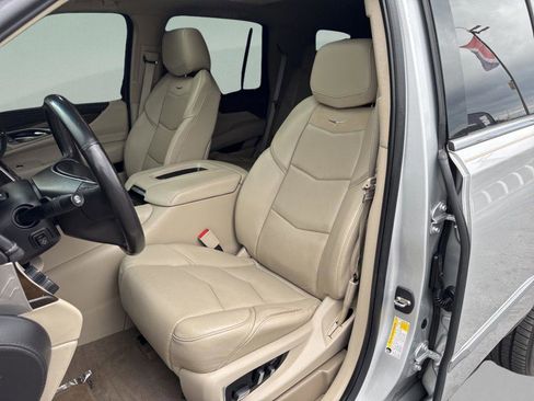 Used 2019 Cadillac Escalade Luxury image 4