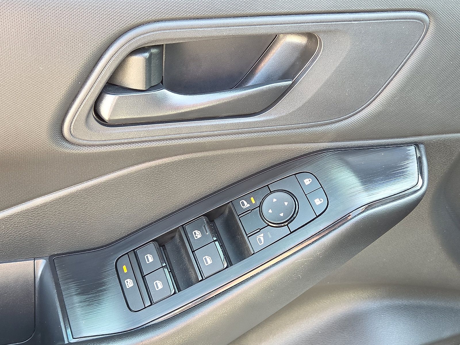 Used 2025 Nissan Rogue S AWD/4WD image 13