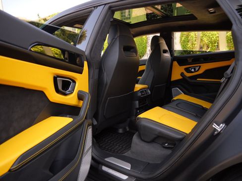 Used 2022 Lamborghini Urus AWD/4WD image 18