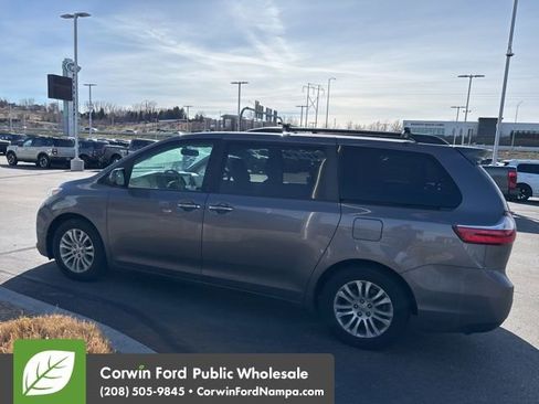 Used 2015 Toyota Sienna XLE w/ XLE Navigation Package image 5