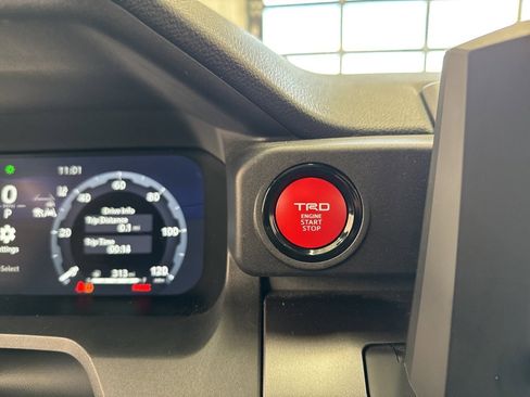 Certified 2025 Toyota 4Runner TRD Off-Road image 25