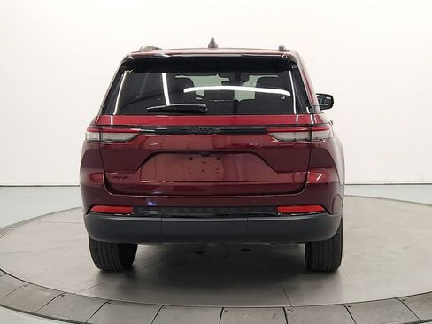 Used 2025 Jeep Grand Cherokee Altitude AWD/4WD image 7