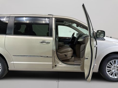 Used 2015 Chrysler Town & Country Limited Platinum FWD image 33