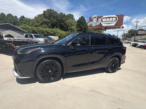 Used 2023 Toyota Highlander XSE AWD/4WD image 16