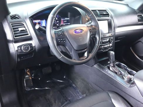 Used 2017 Ford Explorer XLT w/ Equipment Group 202A AWD/4WD image 9