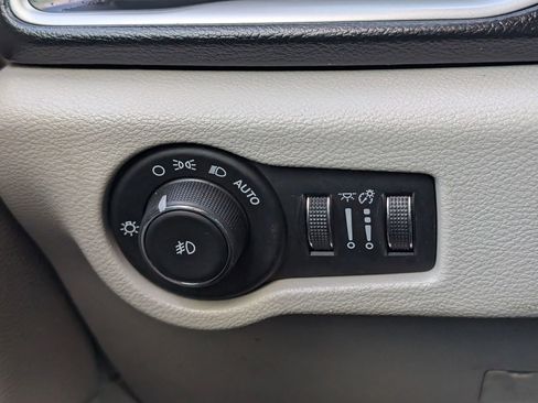 Used 2017 Chrysler Pacifica Touring-L w/ Tire & Wheel Group image 9