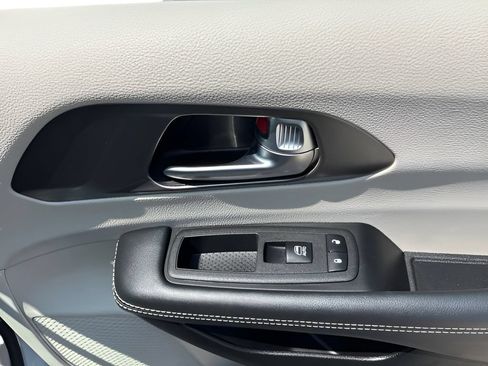 Used 2024 Chrysler Pacifica Touring-L FWD image 10