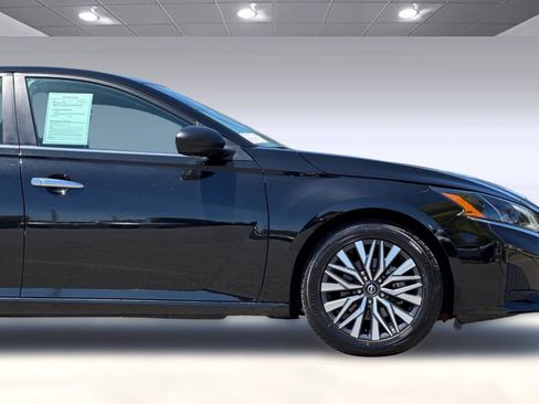 Used 2025 Nissan Altima 2.5 SV FWD image 33