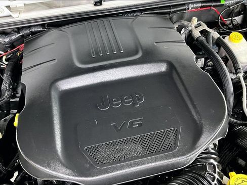 Used 2018 Jeep Wrangler Unlimited Sahara AWD/4WD image 32