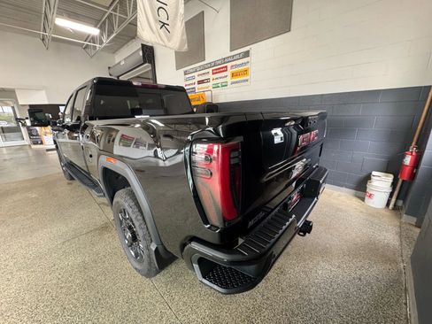 Used 2024 GMC Sierra 2500 AT4 w/ AT4 Preferred Package AWD/4WD image 7