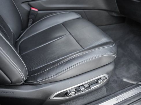 Used 2022 Jeep Grand Cherokee Overland w/ Luxury Tech Group IV image 33