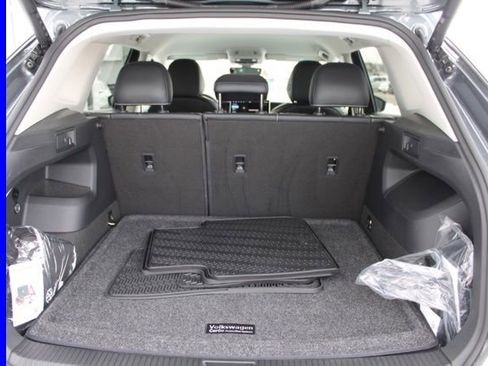 Used 2025 Volkswagen Tiguan SE image 10