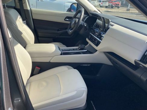 Used 2025 Nissan Pathfinder SL w/ SL Premium Package image 15