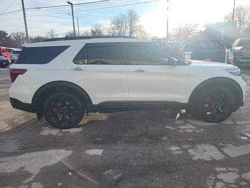 Used 2022 Ford Explorer ST w/ ST Street Pack image 9