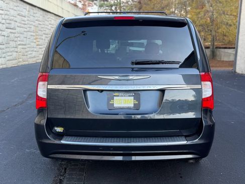 Used 2014 Chrysler Town & Country Touring FWD image 8