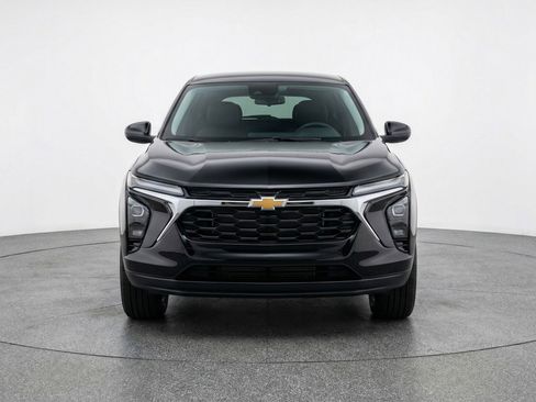 Used 2025 Chevrolet Trax LT FWD image 2