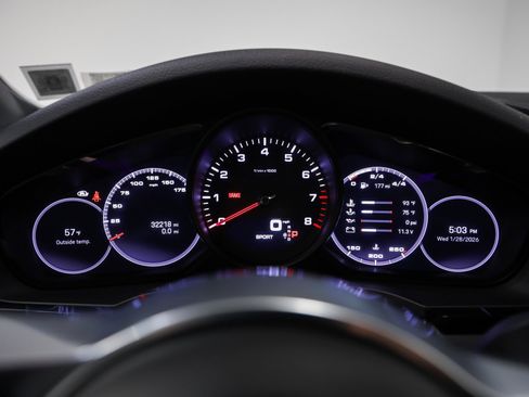 Used 2022 Porsche Cayenne Platinum Edition image 30