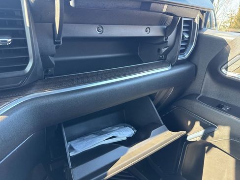 Used 2024 Chevrolet Silverado 1500 LT image 40