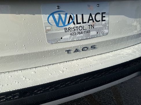 New 2025 Volkswagen Taos SEL image 6