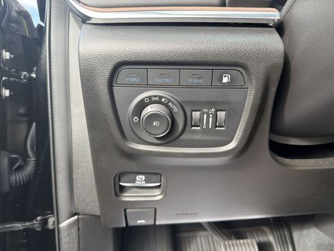 Used 2022 Jeep Grand Cherokee Summit w/ Luxury Tech Group V image 12