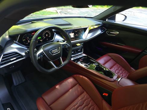 Used 2022 Audi e-tron GT Prestige w/ Prestige Package AWD/4WD image 2