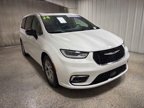 Used 2024 Chrysler Pacifica Limited image 3