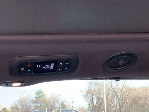 Used 2025 Chrysler Pacifica Limited image 28