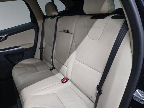 Used 2016 Volvo XC60 T6 Platinum image 17