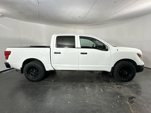 Used 2019 Nissan Titan S image 9