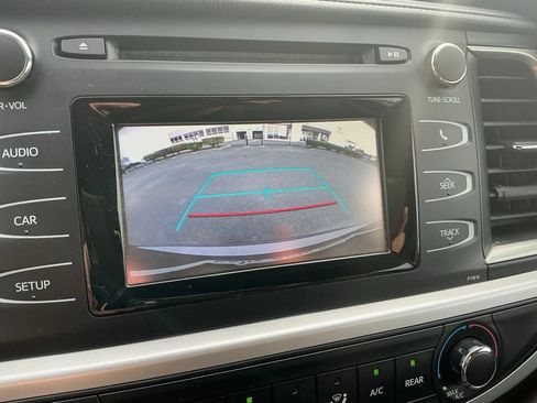 Used 2019 Toyota Highlander LE AWD/4WD image 24