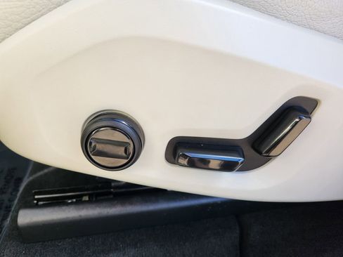 Used 2022 Volvo XC60 B5 Momentum image 13