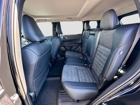 New 2025 Mitsubishi Outlander SE image 17