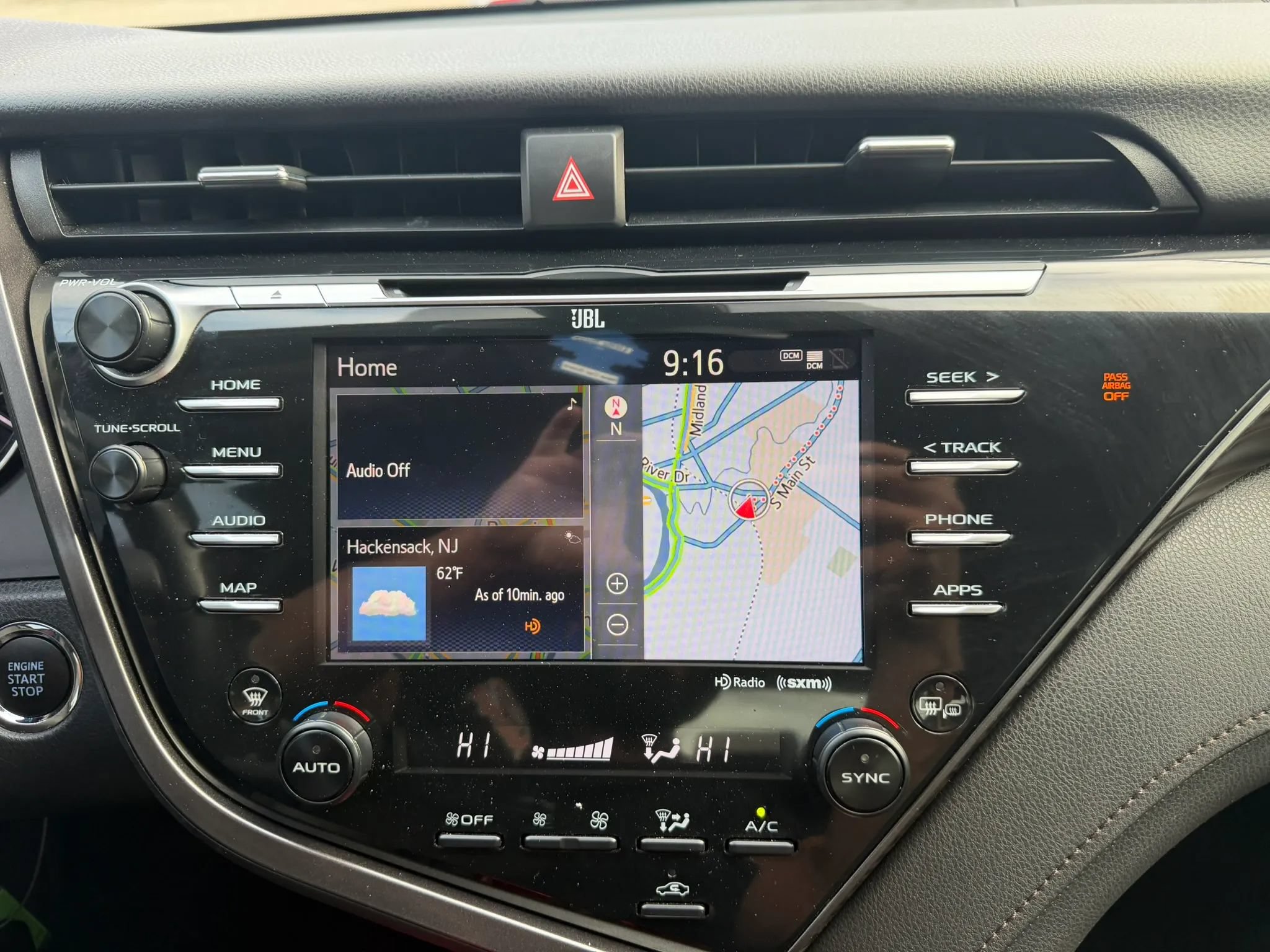 Used 2020 Toyota Camry XLE w/ Navigation Package FWD image 18