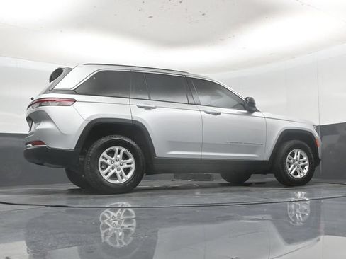 Used 2025 Jeep Grand Cherokee Laredo AWD/4WD image 48
