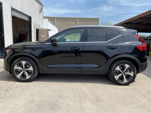 Used 2025 Volvo XC40 B5 Plus image 2