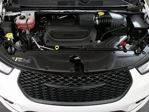 Used 2025 Chrysler Pacifica Limited image 35