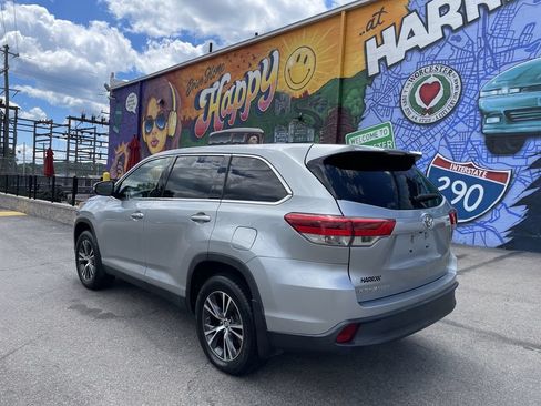 Used 2019 Toyota Highlander LE AWD/4WD image 3