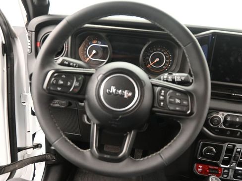 Used 2025 Jeep Wrangler Unlimited Rubicon w/ Convenience Group AWD/4WD image 16