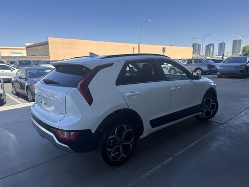 Used 2023 Kia Niro EX Touring image 3