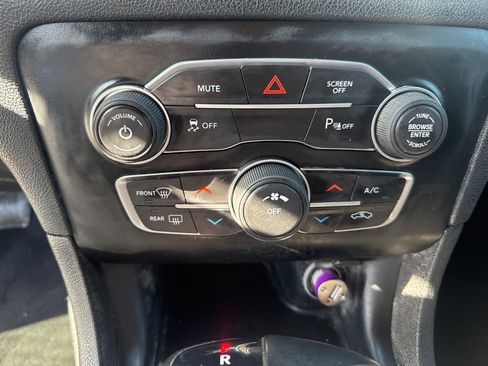 Used 2019 Dodge Charger SXT w/ Blacktop Package image 16